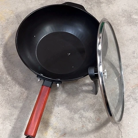 微瑕，明火，口径32高度9炒锅一个