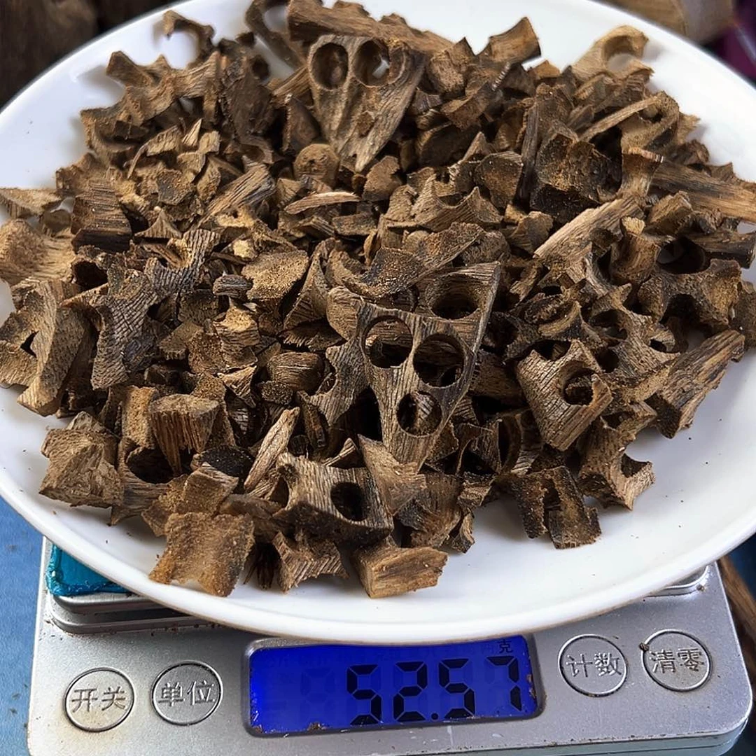 香料绿奇楠蓝宝石块料50克
