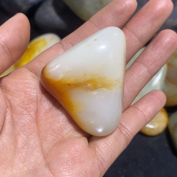 未镶嵌和田玉（糖玉）挂件云**往