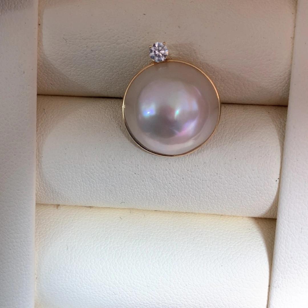 拼合珍珠（马贝珠）颈饰18K金镶嵌