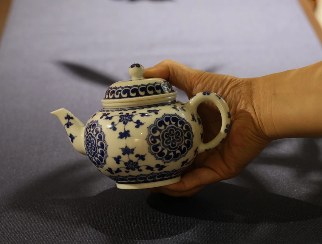 品若堂曹诚制宝相花纹茶壶