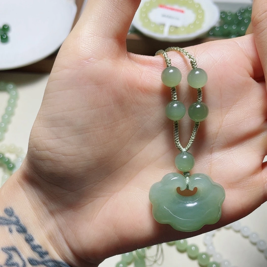 一***举未镶嵌手链和田玉拍10发1