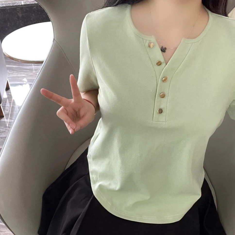 胖MM惊鸿 48大码夏季显瘦宽松百搭气质T恤小众设计感韩版v领纽扣