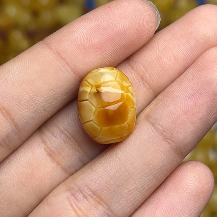 大***苔蜜蜡未镶嵌珠宝奇石鸡油黄满蜡俏色富甲一方 微微瑕