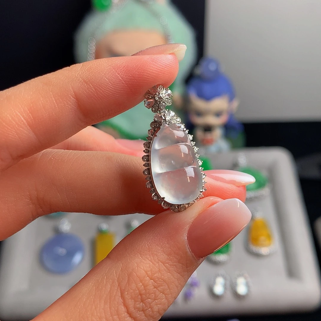 颈饰18K金镶嵌翡翠