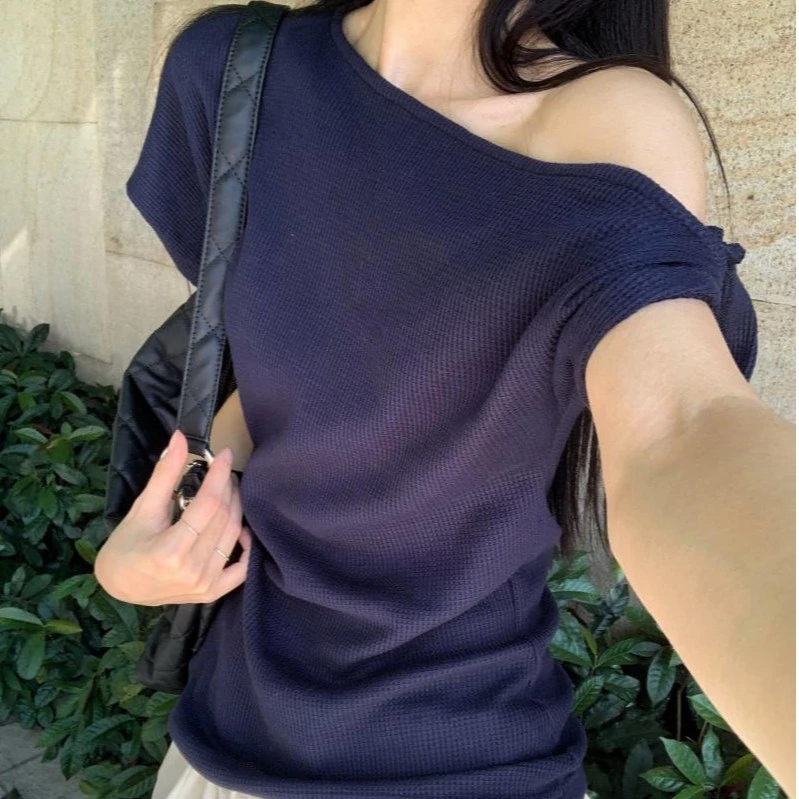 时尚藏青色设计感斜肩露肩短袖T恤女夏季百搭舒适新款辣妹上衣潮