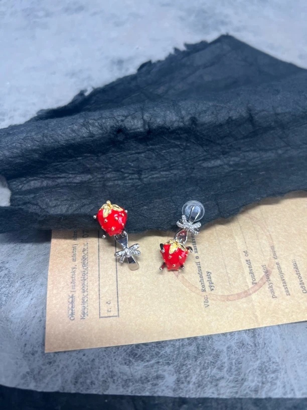 铜合金耳饰 A409 红草莓蝴蝶结上下女款耳钉耳饰