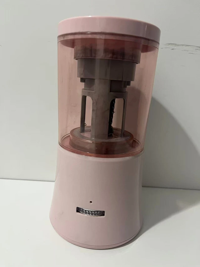 主播展示同款全自动智能削笔刀