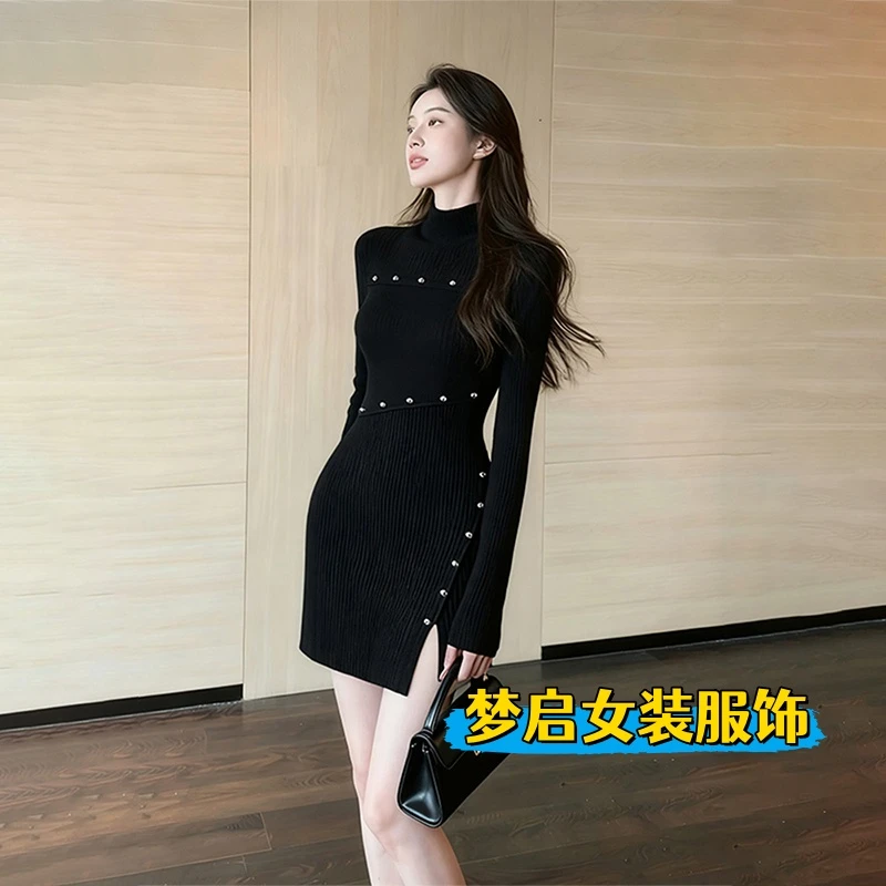 冬天配大衣的裙子绝美巨显身材气质收腰黑色钉扣开叉针织连衣裙女