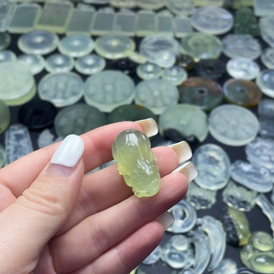 岫玉未镶嵌颈饰貔貅