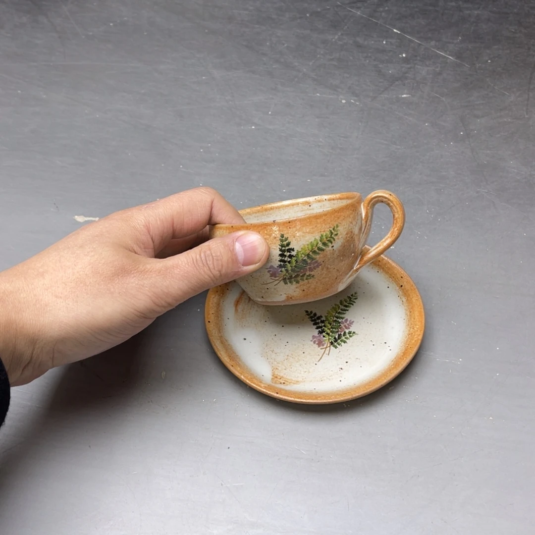 瓷片嘻**?密密麻麻地铺满一地