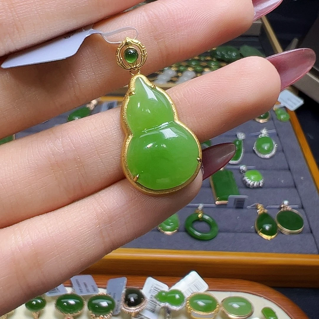 和田玉18K金镶嵌吊坠(赠链)