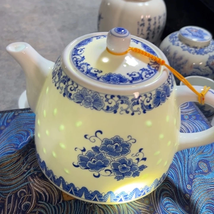 陶瓷青花玲珑牡丹茶壶1.5升