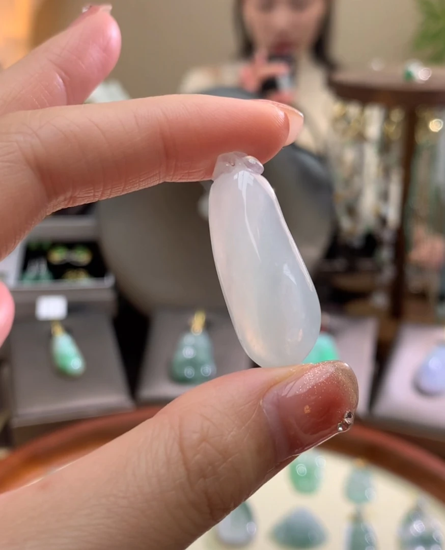 天然A货翡翠吊坠