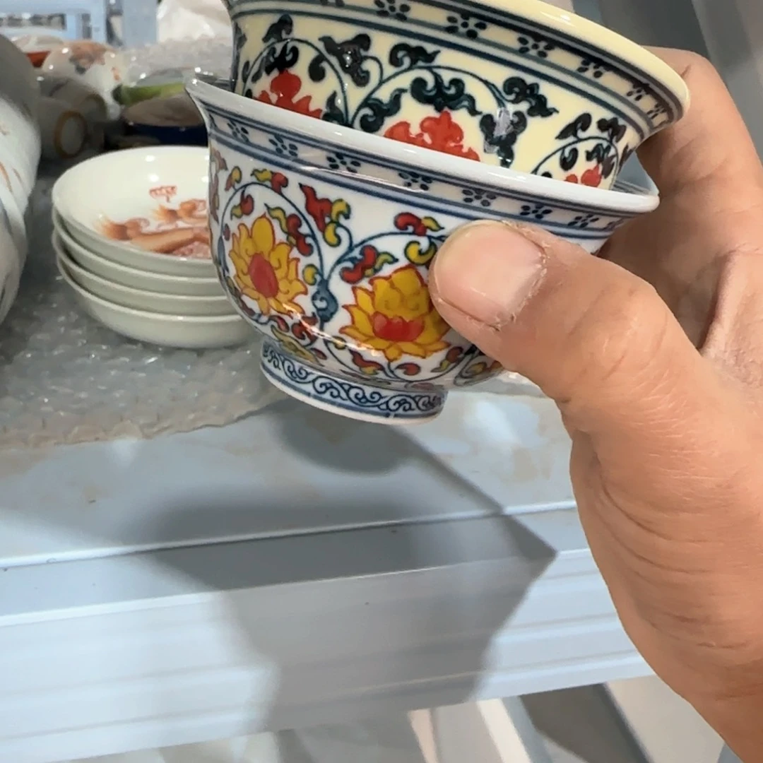 瓷片瓷器上用青花做圆润青花