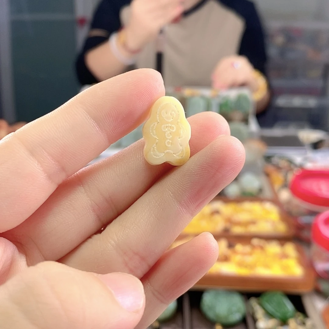 琥珀未镶嵌颈饰姜饼人
