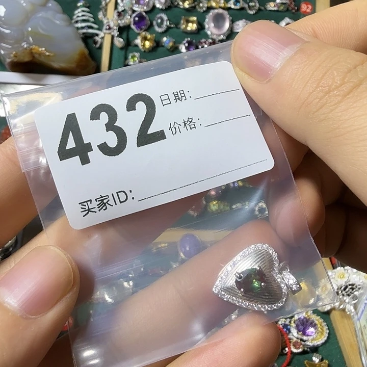 石英质玉银S925镶嵌颈饰今****?