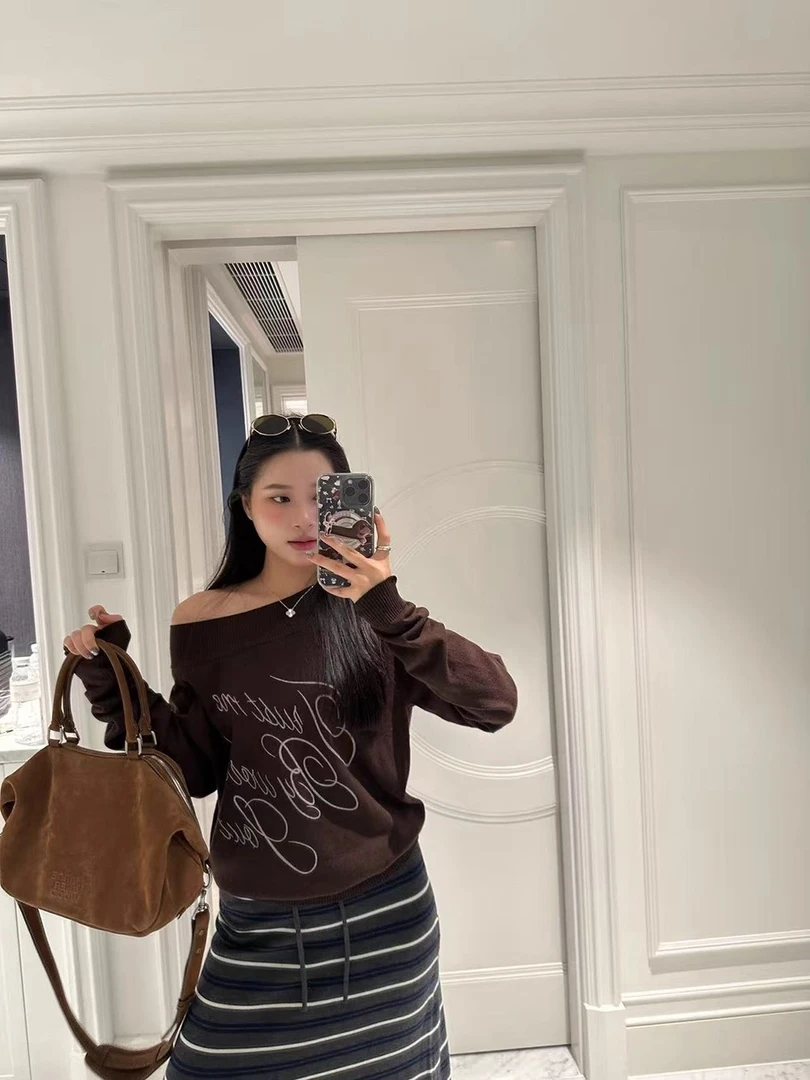 ONEXH·2025秋季露肩斜领字母长袖针织衫女韩系显瘦套头毛衣上衣