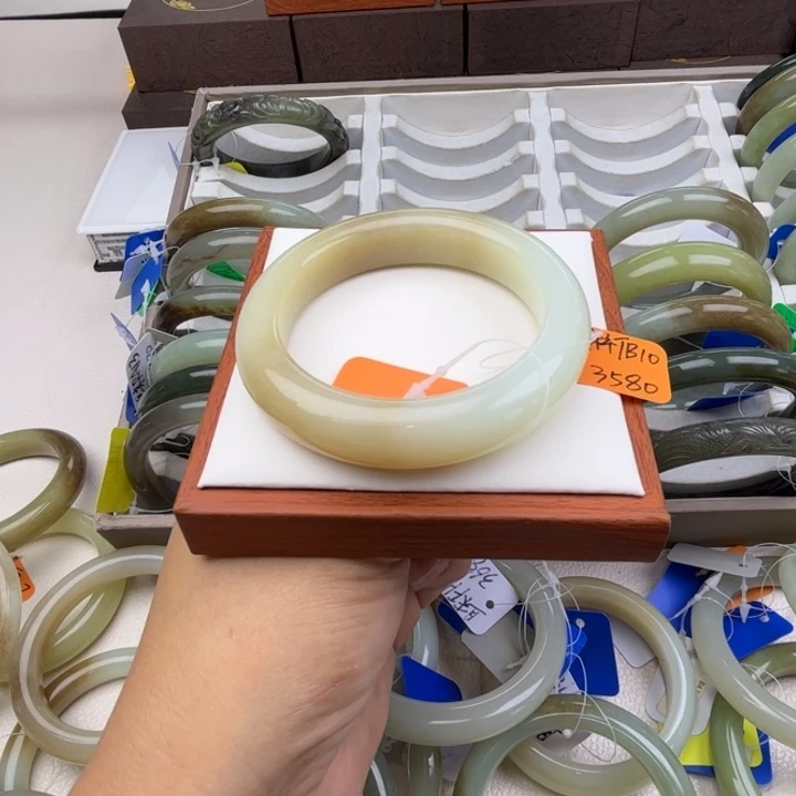 未镶嵌手镯和田玉七月