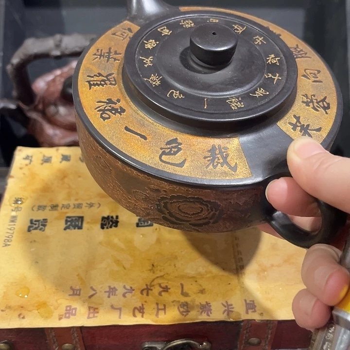 茶壶紫泥原矿泥料手工制作的一把紫砂壶。