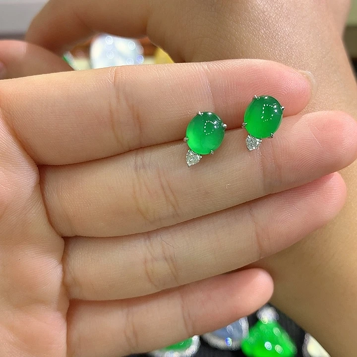 翡翠18K金镶嵌颈饰蛋面