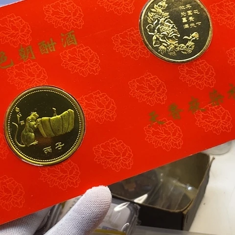 其他普通金属纪念章2枚，，，