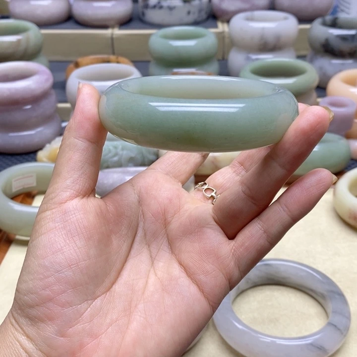阳***人未镶嵌手镯石英岩玉