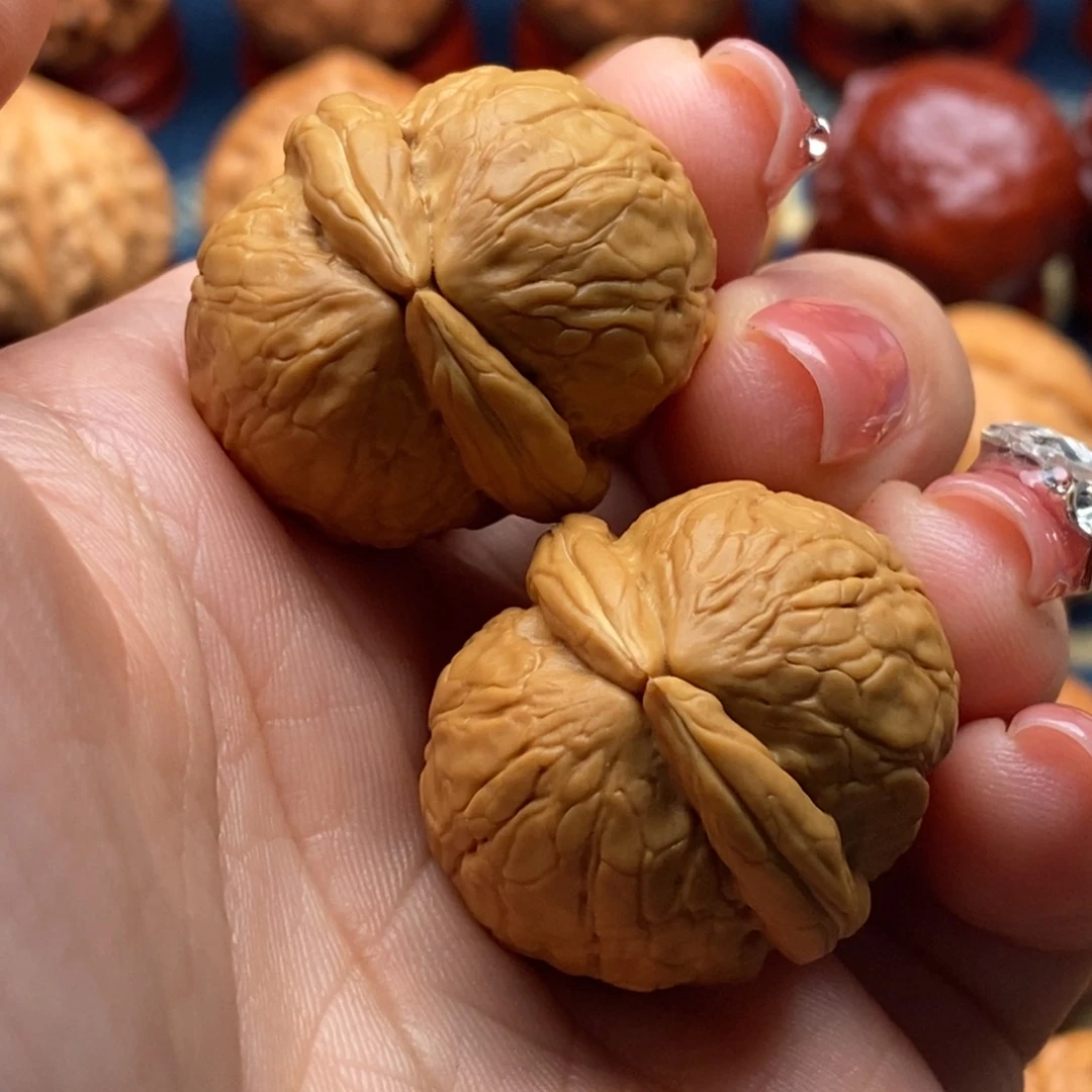 文玩核桃把件是**着精品小手捻