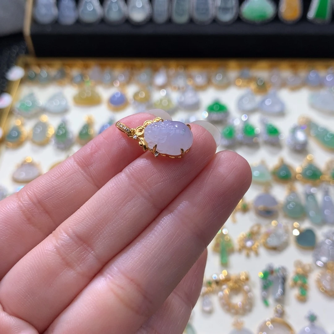 t***n翡翠18K金镶嵌颈饰翡翠