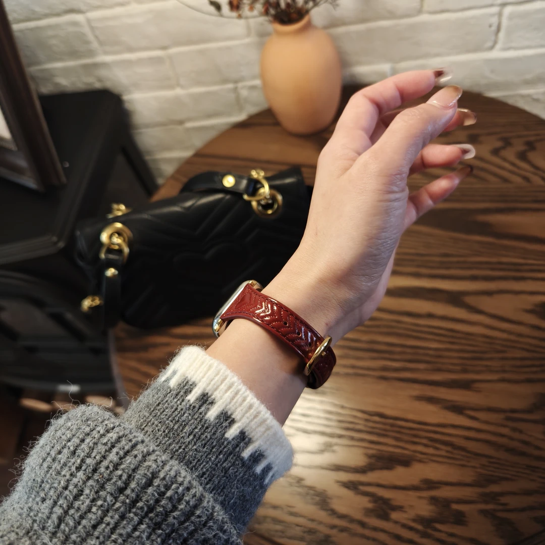 适用苹果Applewatchs11手表带真皮爱心压花iWatch10腕带9女款8765