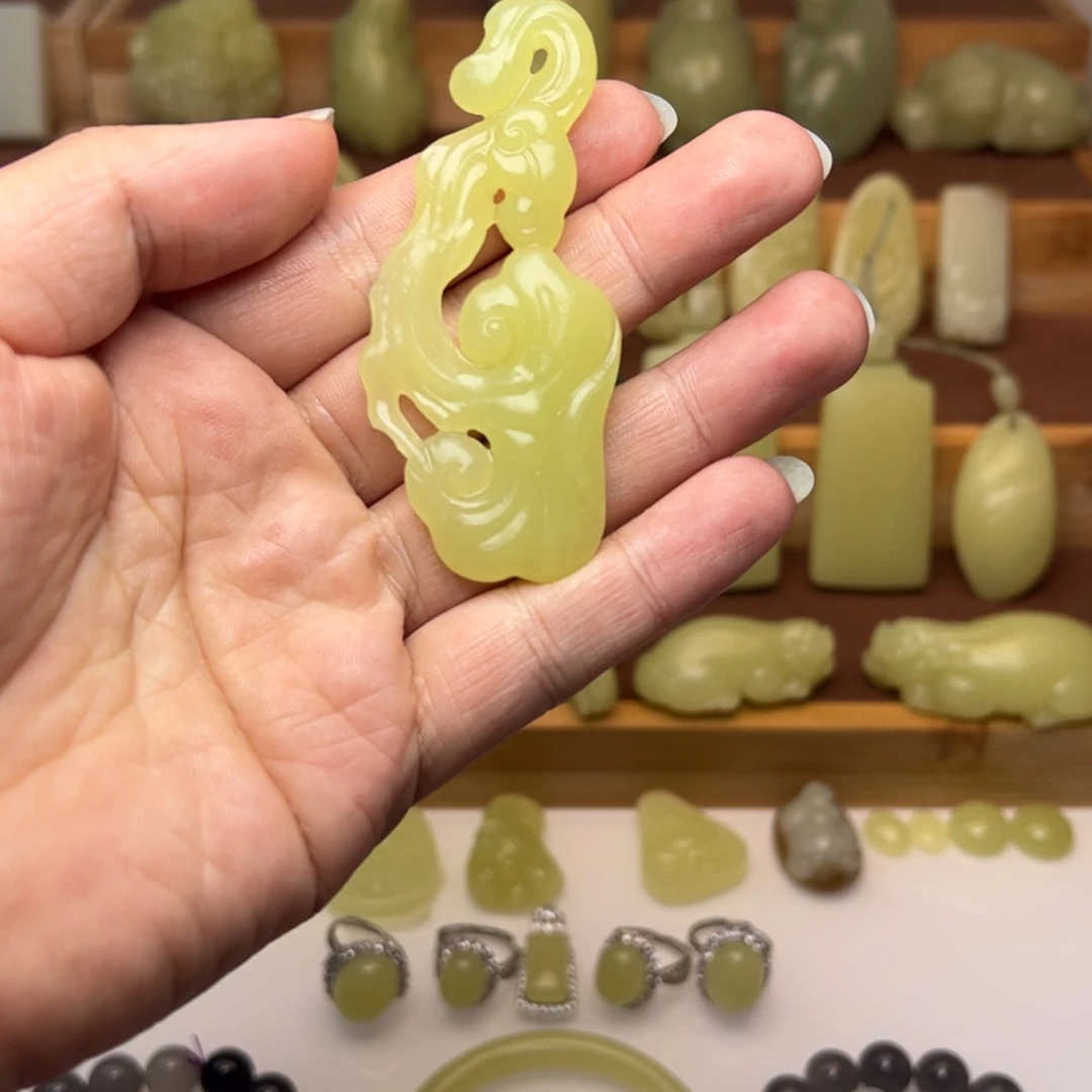 解***密和田玉（黄玉）未镶嵌颈饰