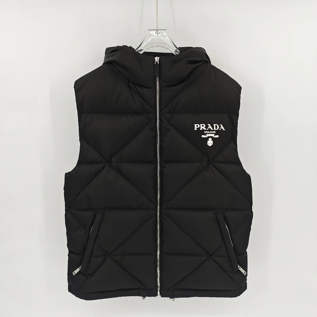 99新 Prada/普拉达 黑色三角纹胸标logo连帽羽绒马甲/M码/Sw24911