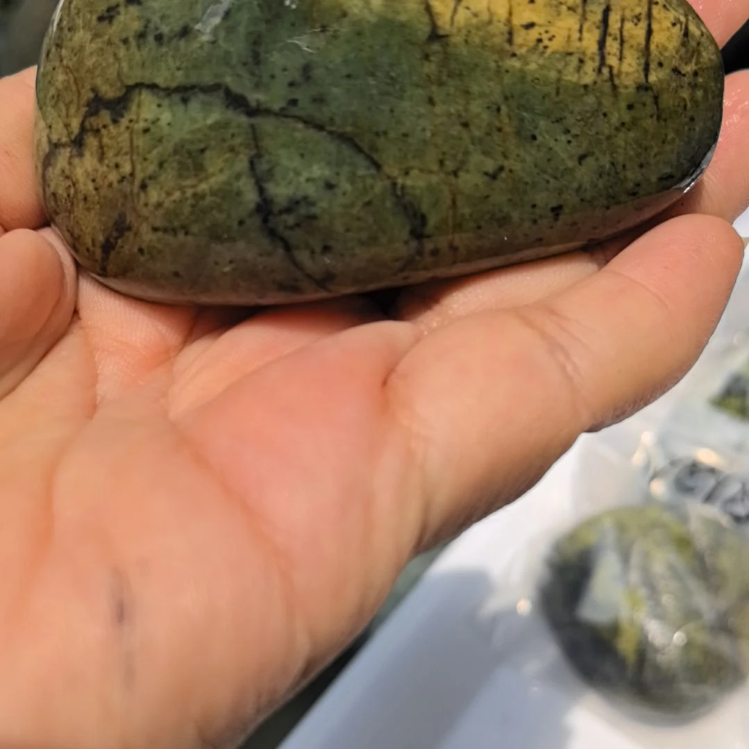 石材淇*咪藏玉药王石原石手把件一个
