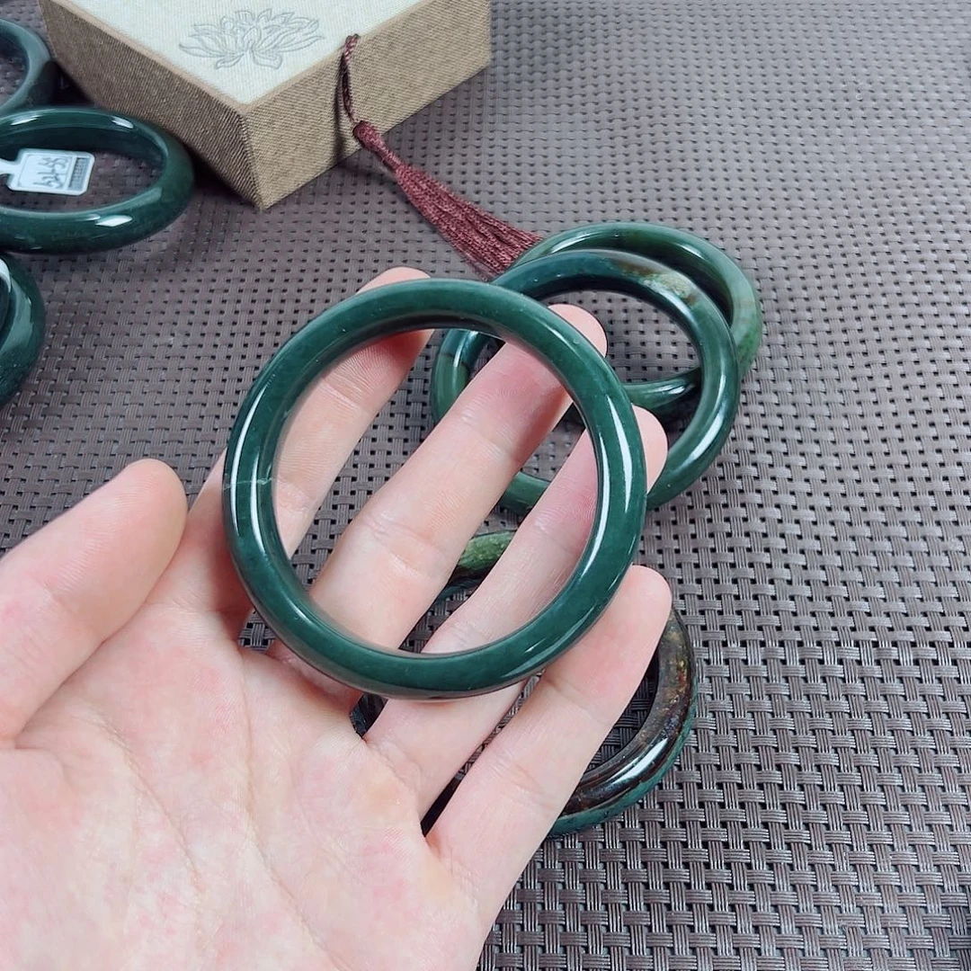 没***病和田玉未镶嵌手镯