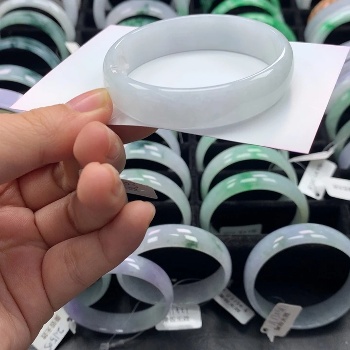 翡翠手镯未镶嵌翡翠