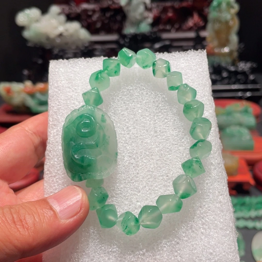 泺***秋石英质玉（非洲翠）未镶嵌手链