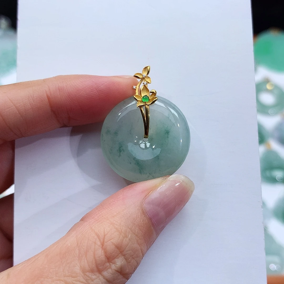 翡翠18K金镶嵌颈饰翡翠吊坠