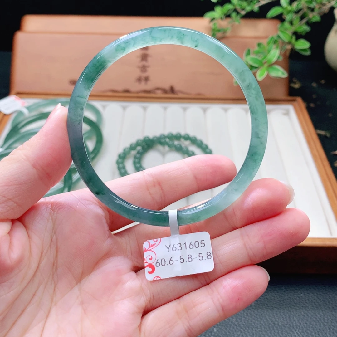 翡翠未镶嵌手镯（圆镯）