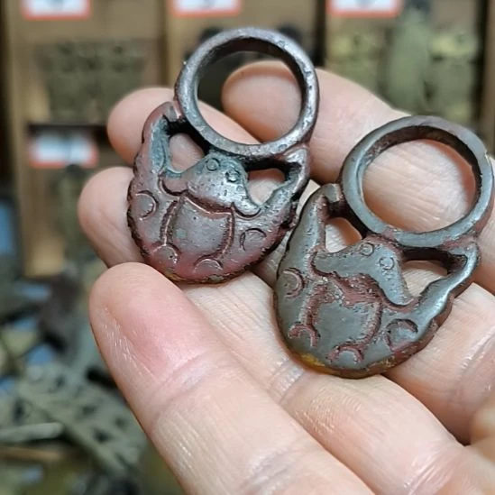 木***3硅胶拉手一对，包浆自然