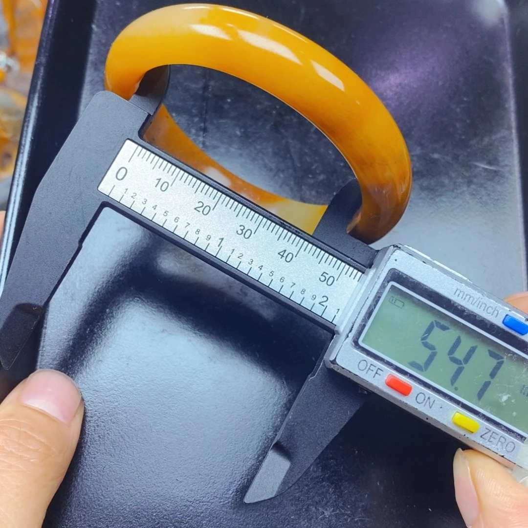 未镶嵌石英质玉（黄龙玉）颈饰