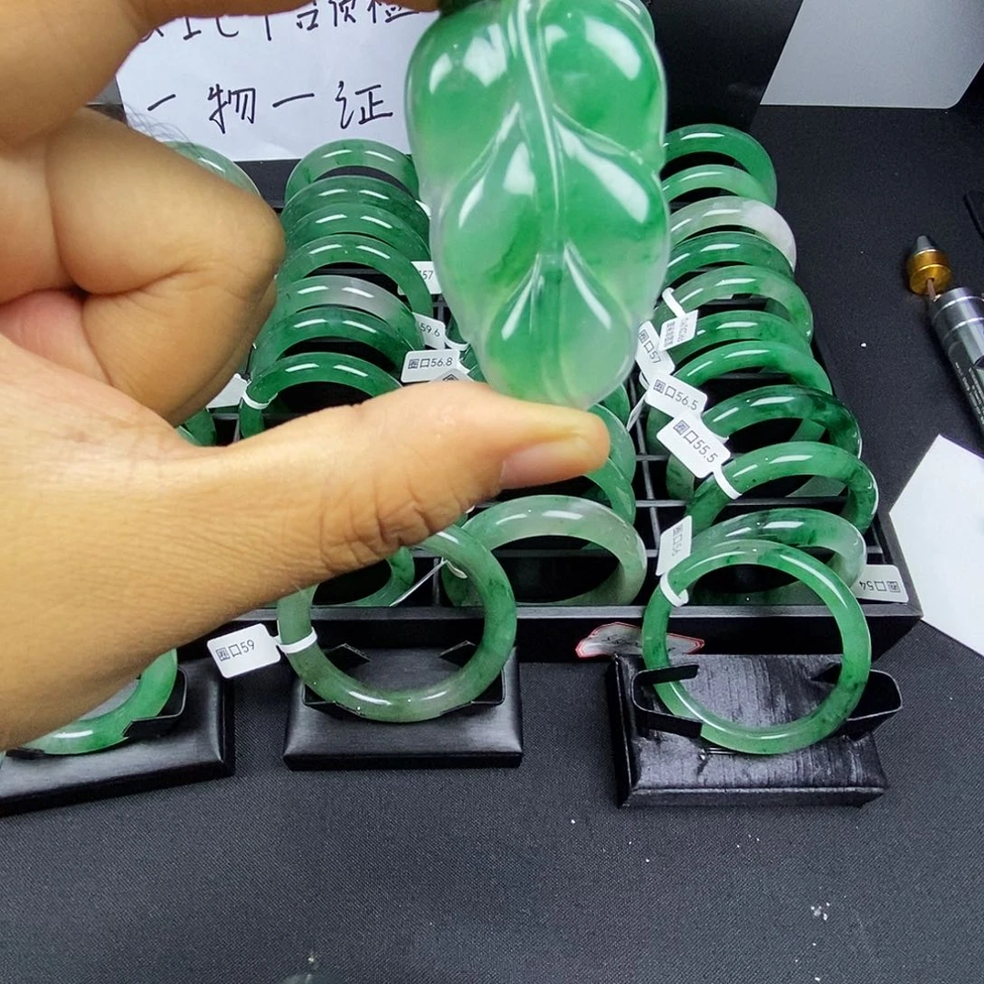 石英质玉（非洲翠）未镶嵌颈饰叶子