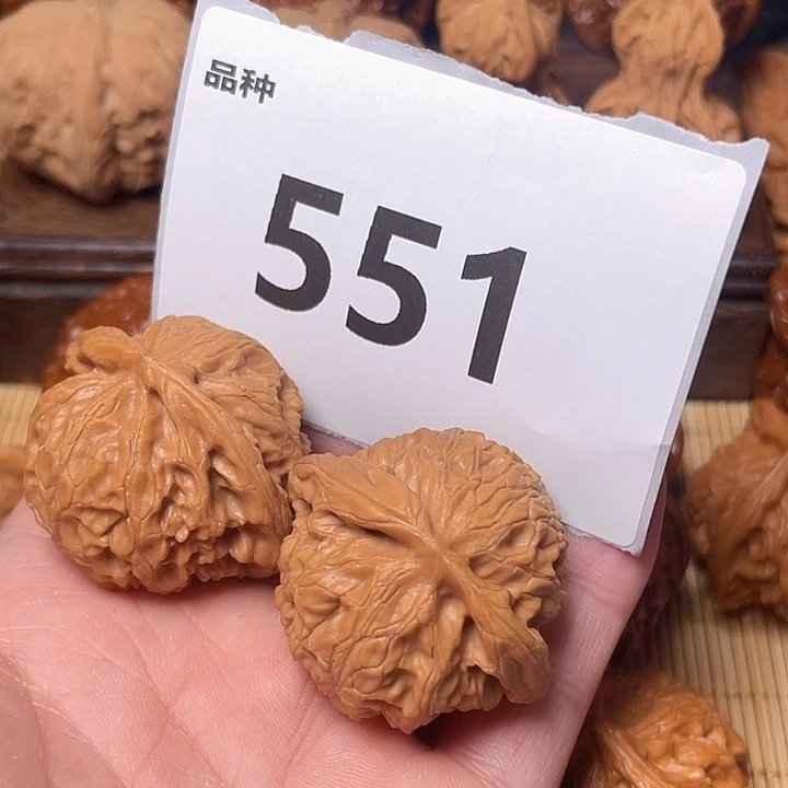 J***.文玩核桃把件宫灯。边40。   551