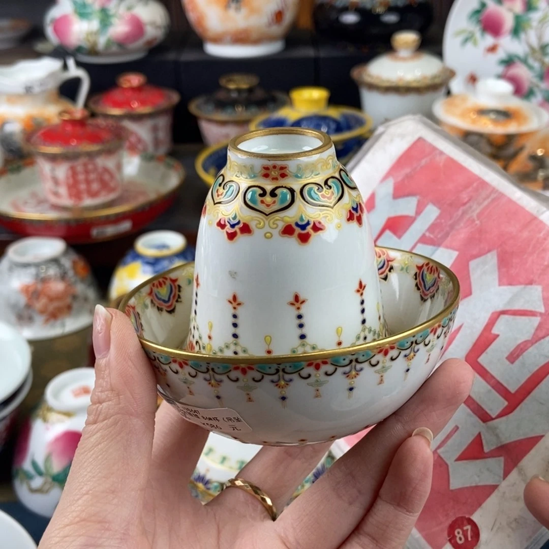 青*陶瓷艺术家的作品是一种非常