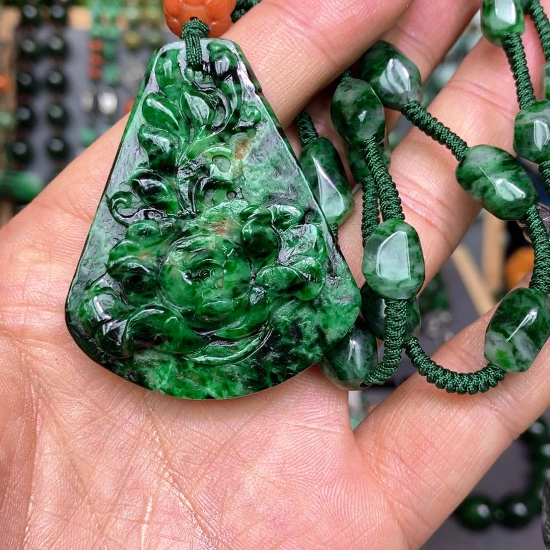 翡翠颈饰未镶嵌张*鲁漂亮美眉