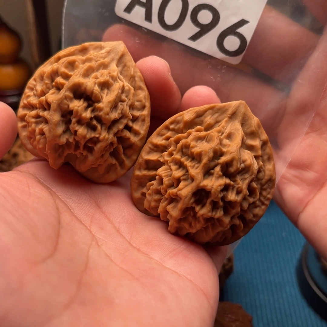 文玩核桃吊坠大龙纹