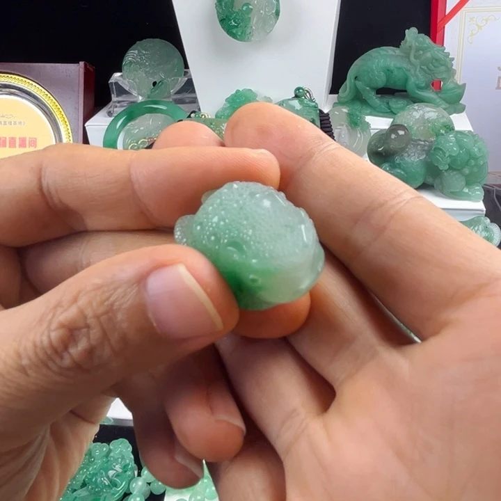 颈饰未镶嵌石英质玉