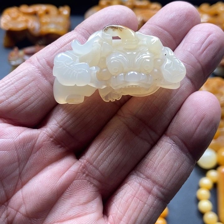 石英质玉（黄龙玉）未镶嵌颈饰