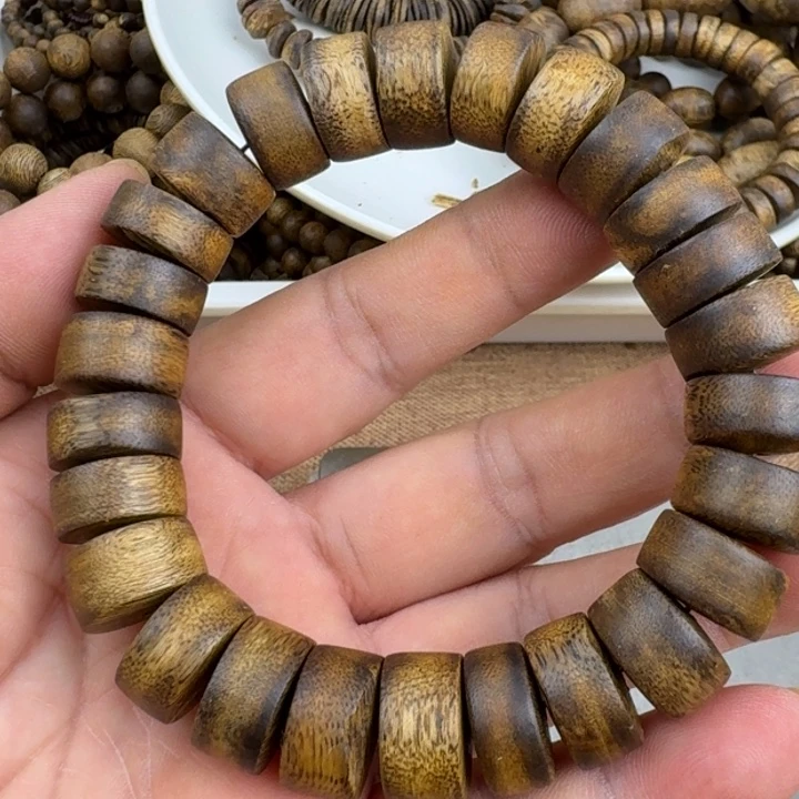 胡***飞手串沉香乌身手串22克加