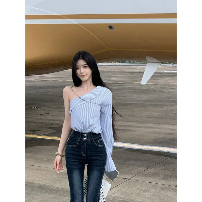 2025秋季新款ins小众设计感斜领露肩衬衫女+高腰微喇牛仔裤两件套