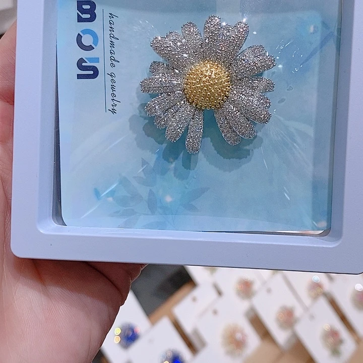 铜合金锆石小雏菊胸针